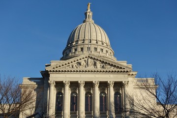 Fototapeta premium Exterior view of the Wisconsin State Capitol located in Madison, Wisconsin, United States