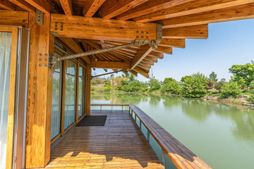 Obraz premium Modern architecture and lake water