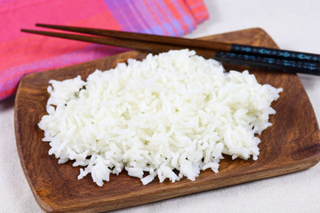 plat de riz basmati sur une table