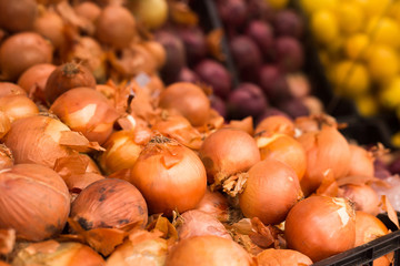 bulb onion in wicker baskets on market counter