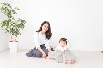 お母さんと家で遊ぶ赤ちゃん