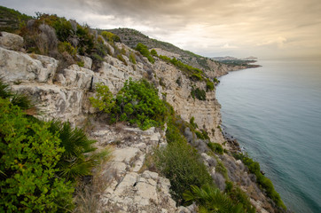 Paisaje natural de la salvaje sierra de irta al amanecer