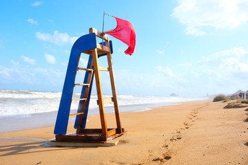 Puesto de vigilancia con bandera roja en la playa norte de Peñíscola en un día de temporal en otoño.