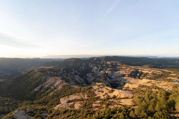 Valles firmamento naturaleza. Cielo despejado, día en la montaña.