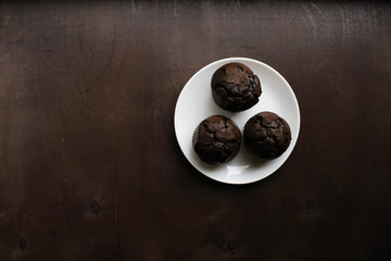 Obraz na płótnie Canvas Chocolate cupcakes on a white plate