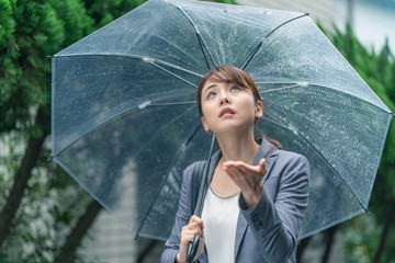 雨・傘・女性