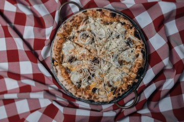 Pizzas, forno à lenha. 
