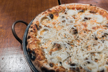 Pizzas, forno à lenha. 