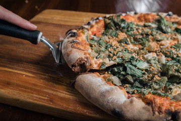 Pizzas, forno à lenha. 