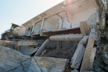  brick house on the shore, destroyed by the sea
