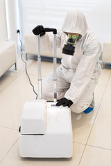 Tecnico per la disinfestazione dei locali , indossa la tua e un respiratore professionale, pronto...