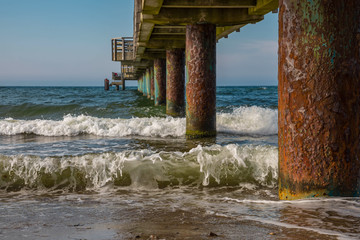 Verwitterte Pfeiler einer Brückenkonstruktion an der Ostsee