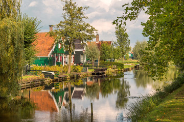 Fototapeta na wymiar Idyllischer Weg entlang eines Kanals in Holland