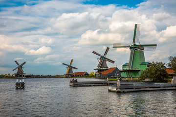 Naklejka premium Historische Windmühlen in Zaanse Schans in Holland