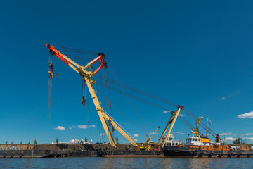 Schwimmkran am Pier im Hamburger Hafen 