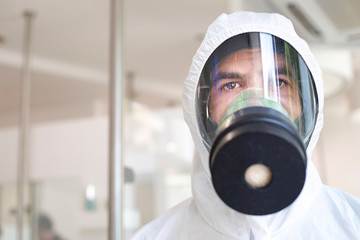 Ritratto per Tecnico per la disinfestazione dei locali e degli ospedali con respiratore facciale ...