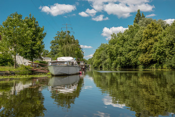 Idyllische liegt ein Motorboot auf einem Kanal in Hamburg-Wilhelmsburg