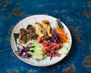 tipico plato arabe con ensalada