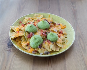 nachos con queso y guacamole