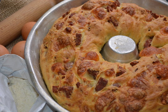 tradizionale torta salata napoletana tortano con salame e formaggio e pepe e sugna cibo italiano