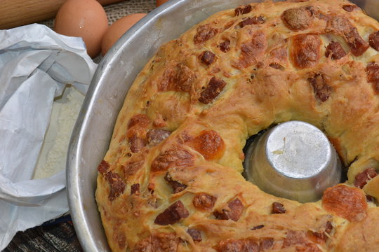 tradizionale torta salata napoletana tortano con salame e formaggio e pepe e sugna cibo italiano