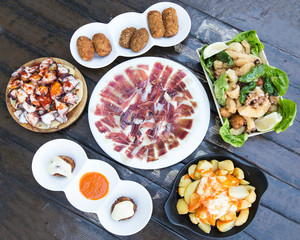 tapas típicas España, croquetas, jamón serrano, pulpo, patatas bravas