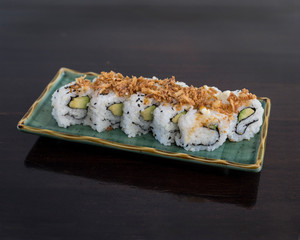 uramaki de aguacate y cebolla crujiente