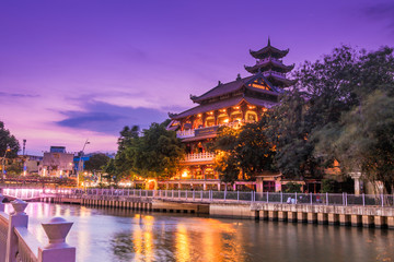 Obraz premium Night scene of Phap Hoa pagoda along Nhieu Loc canal (Saigon river) at night in Ho Chi Minh City, Vietnam