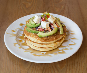 pancake, crepes salados con aguacate, queso, tomate y sirope de arce