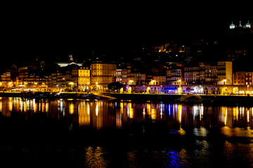 Fototapeta na wymiar Nocturna de Oporto