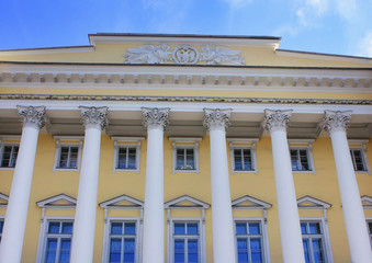 Obraz premium Old decorative building facade in Saint Petersburg, Russia. Historic city landmark with ornamental exterior details, classic windows and ancient columns outdoor view