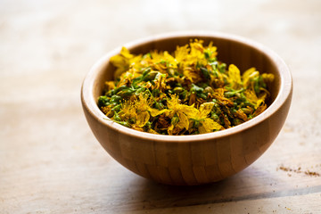 Holzschale mit Johanniskrautblüten - Hypericum perforatum