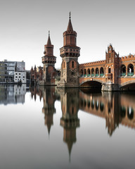 Oberbaumbrücke an der Warschauer Straße in Berlin mit Spiegelung in der Spree