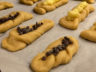 Trecce brioches cotte in casa con crema e cioccolato