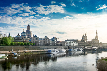 Fototapeta na wymiar Dresden, Brühlsche Terrasse, Frauenkirche, Elbe, Schaufelraddampfer, Kunstakademie, Hofkirche Dresden, Schloss Dresden