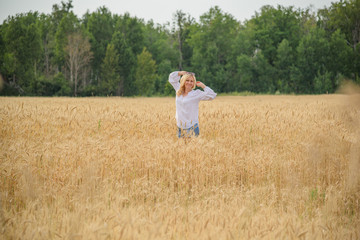 Naklejka na ściany i meble girl in a wheat field
