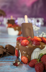 Sorvete chocolate e morango