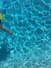 Obraz na płótnie Canvas woman snorkeling in the pool