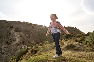 Naklejka premium silny wiatr niebo portret młodej dziewczyny