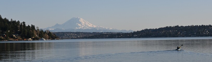 Obraz premium Mt Rainer, Seattle, Lake Washington, perspective with kayaker