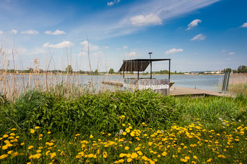 Wypożyczalnia kajaków nad jeziorem © Mariusz Stoszewski