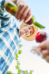 Winzer mit einer Flasche Rotwein bei Weinprobe