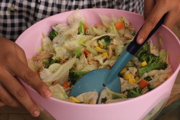 Revolviendo la ensalada