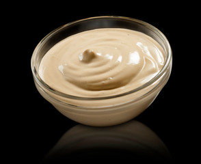 crema en bol de cristal sobre fondo negro. cream in glass bowl on black background.