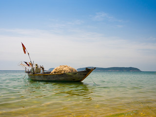 Fototapeta na wymiar Beautiful view of a boat in the water in a sunny day, in Vietnam. Hoian is recognized as a World Heritage Site by UNESCO