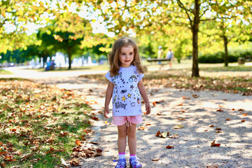 Dziewczynka w parku miejskim