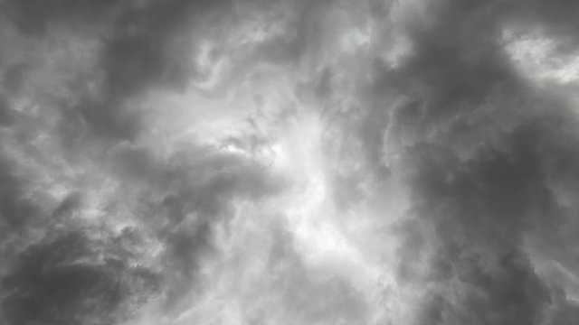 Nubes negras con lluvia