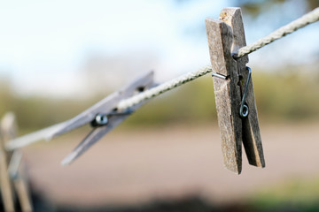 Obraz premium old wooden clamps on clothesline