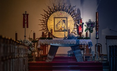 ołtarz z tabernakulum w pustym kościele katolickim