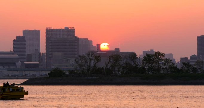 Sunset at Odaiba, Tokyo Bay with a Big Sun saying Goodbye 4K